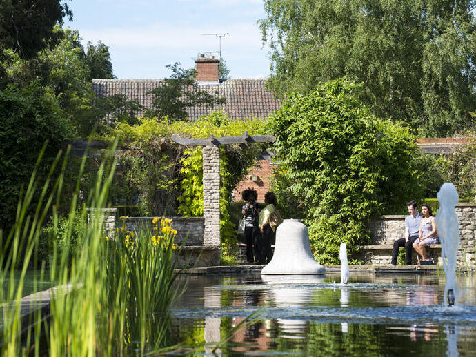 Ein Paar sitzt an einem Springbrunnen im Botanischen Garten von Leicester