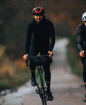 Due ciclisti che pedalano su una strada