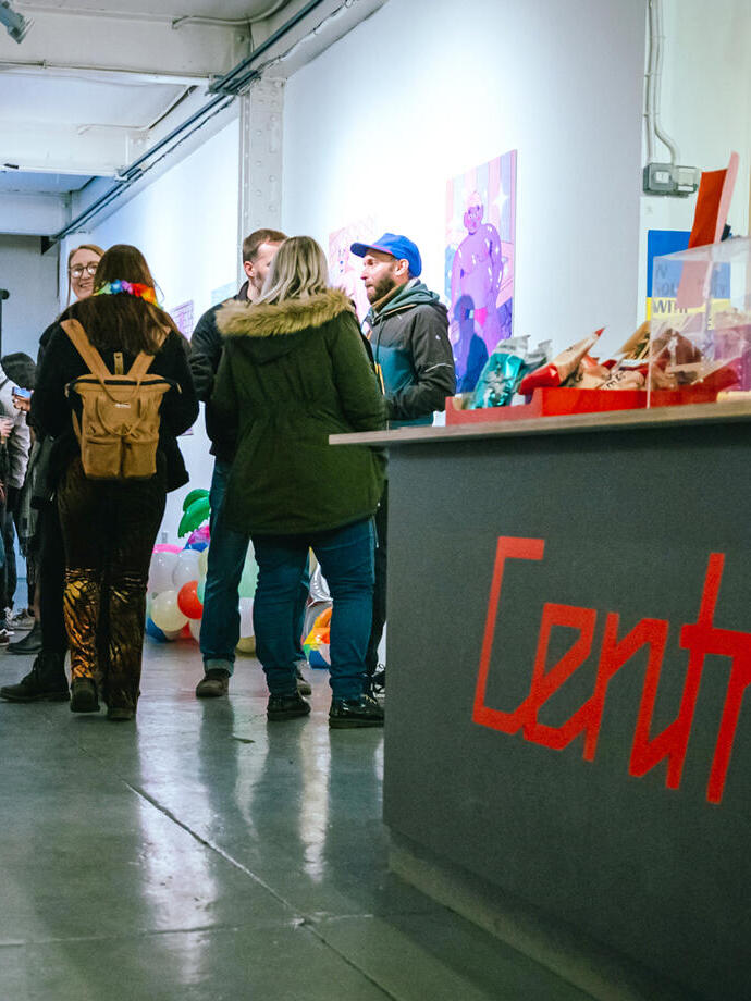 Grupos de personas asistiendo a una exposición de arte en Centrala, en Birmingham
