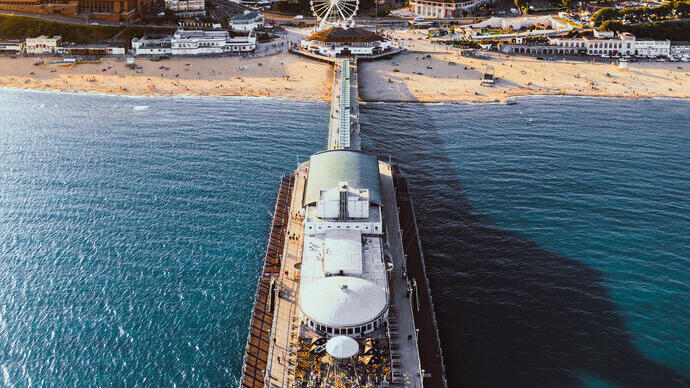 Una ripresa aerea del molo e della spiaggia di Bournemouth.