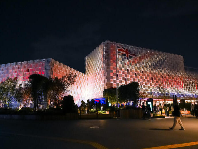 Mensen die aankomen bij een conferentiecentrum