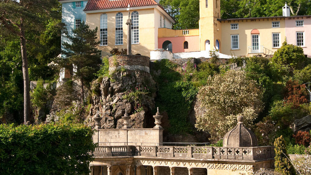 Wunderschönes, farbenfrohes Dorf und Musikpavillon, eingebettet in einen Berg.