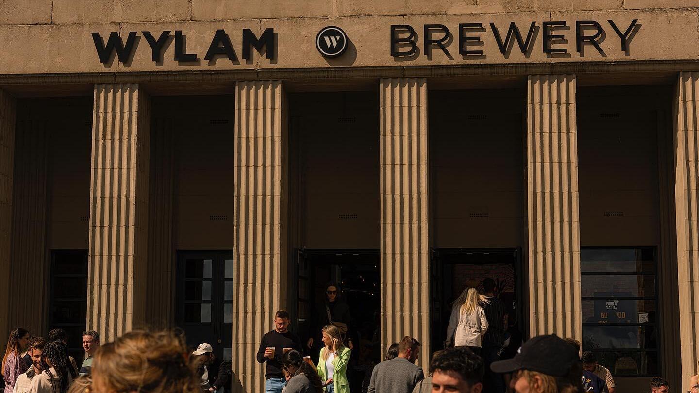 Menschen vor der Wylam Brewery in Newcastle