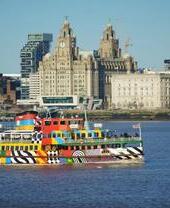 Ferries del Mersey con una vista de los edificios de Liverpool al fondo