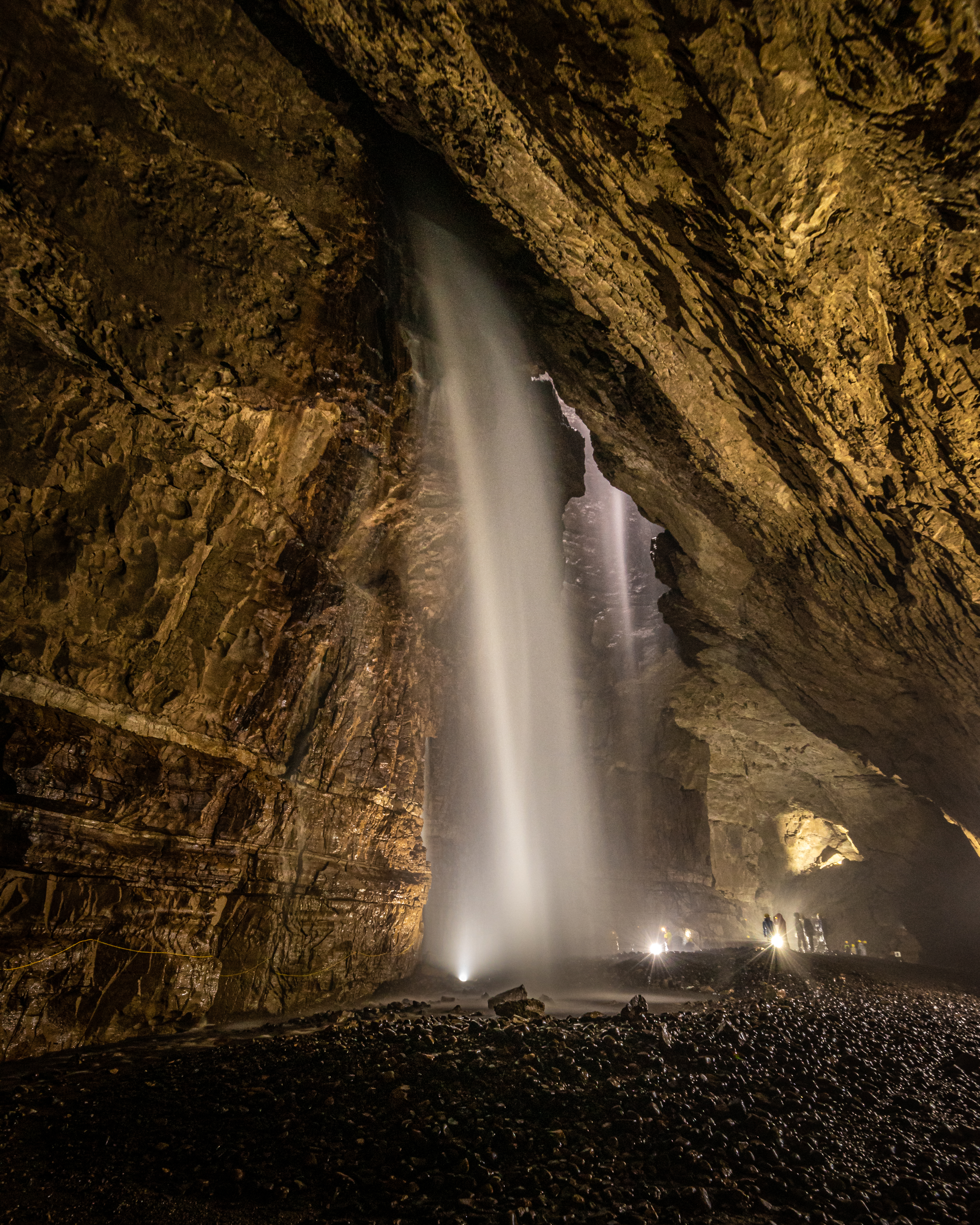 Una cascada que cae por Gaping Gill en Yorkshire