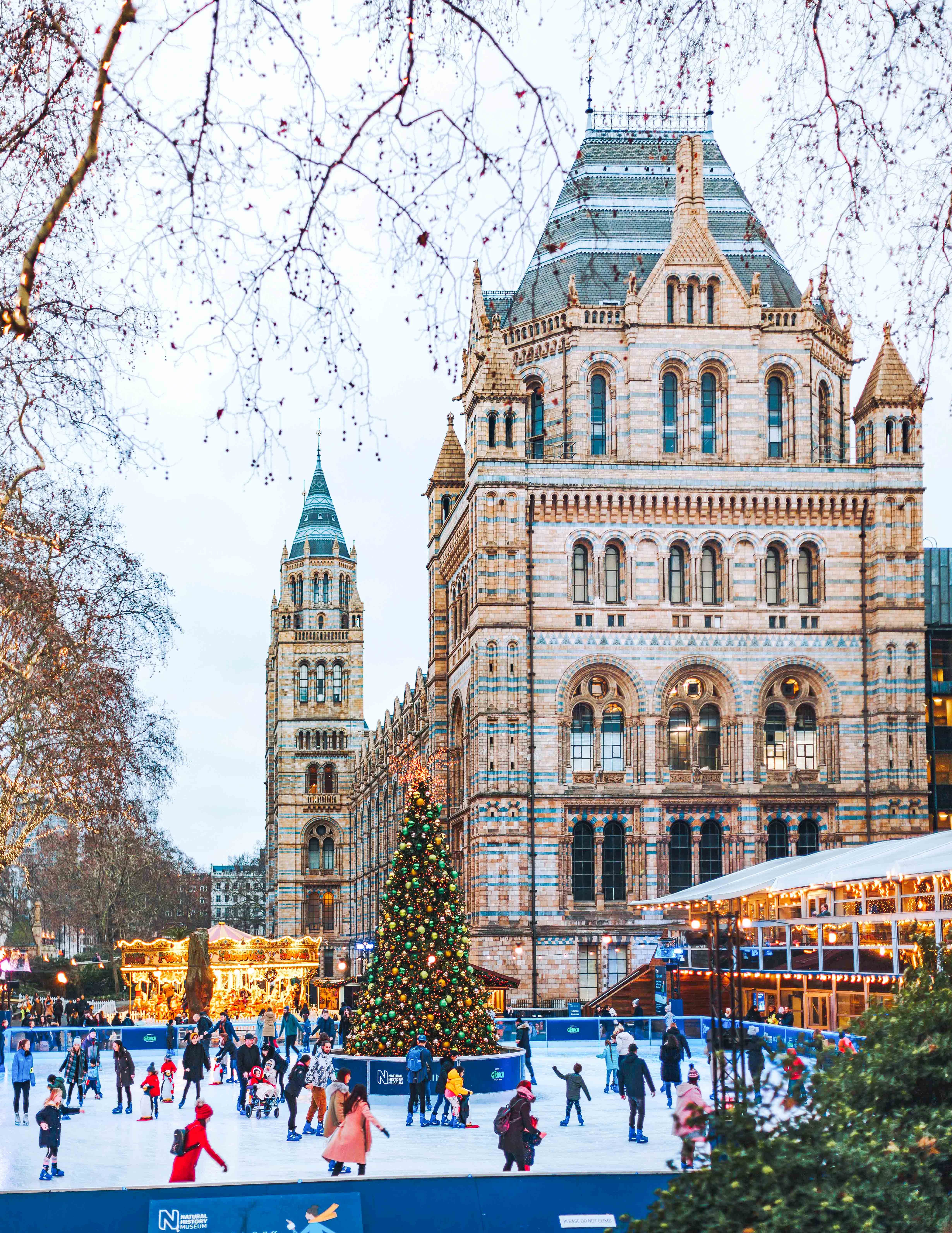 Pista di pattinaggio all'aperto con una folla di pattinatori