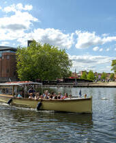 Un bateau naviguant sur la rivière Avon à Stratford-upon-Avon