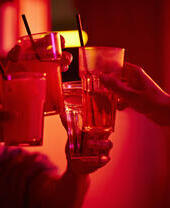 Des amis trinquant avec leurs verres