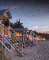 Strandhütten am Strand in der Abenddämmerung