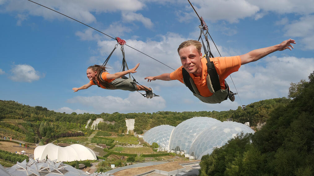 Deux amis profitant d'une expérience de tyrolienne.