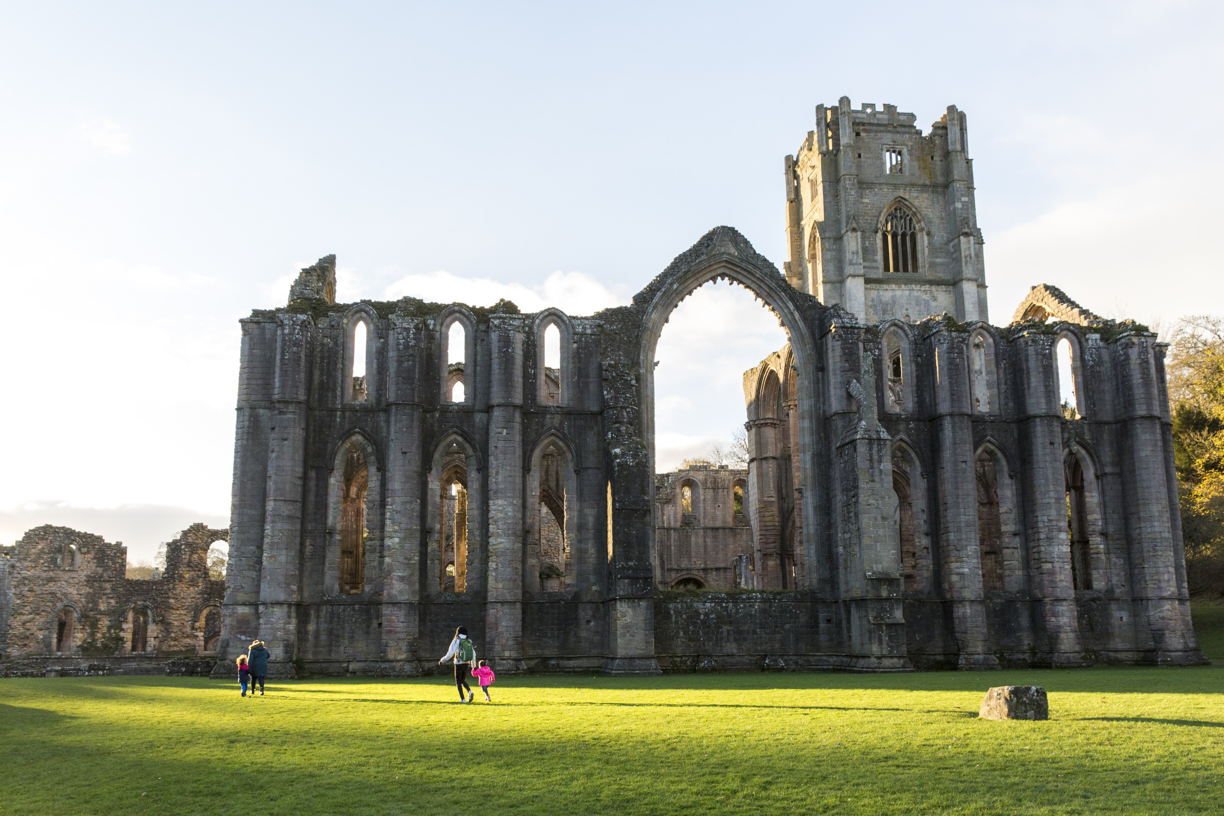 Besucher spazieren durch den Garten der Fountains Abbey und des Studley Royal Water Garden in North Yorkshire