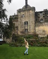 Una mujer posando frente al castillo de Stirling, Escocia