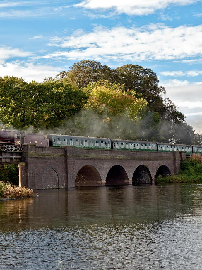 Ein Zug überquert eine Brücke als Teil der Great Central Railway