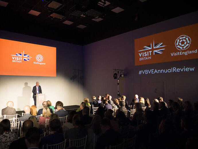 El presidente de VisitBritain, Nick de Bois, hablando en la revisión anual 2023/24 de VisitBritain/VisitEngland
