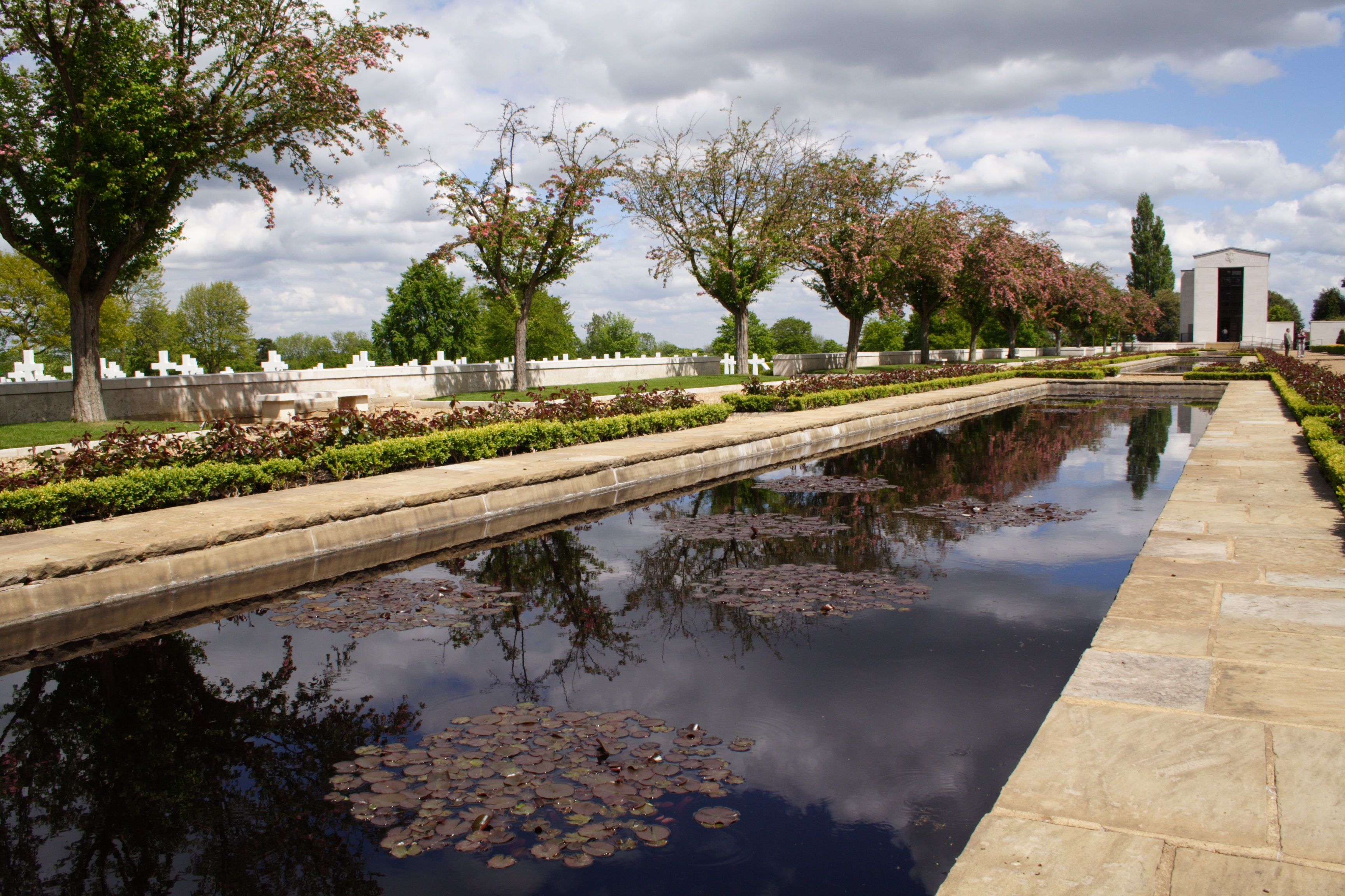 Reflexionsbecken mit Friedhof im Hintergrund