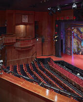 Vue panoramique de la salle de théâtre vide