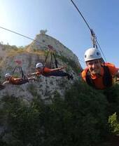 Quatre personnes suspendues à des tyroliennes à Hangloose, à Bluewater, dans le Kent