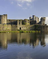 Vue d'un château depuis l'eau