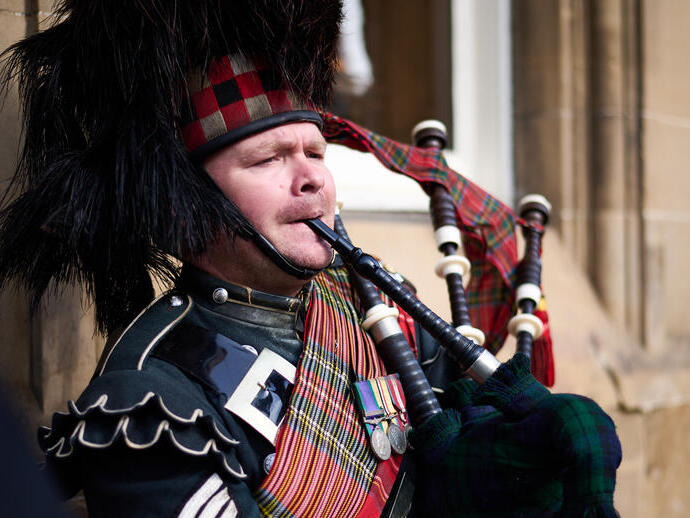 Schottischer Dudelsackspieler spielt auf seinem Dudelsack
