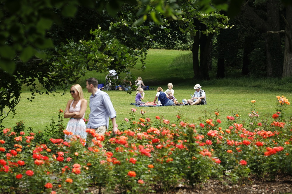 Visitatori che si godono una giornata estiva al Sir Thomas and Lady Dixon Park