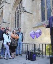 Un artiste debout sur un haut-parleur s'adressant à la foule dans le cadre de Bizarre Bath