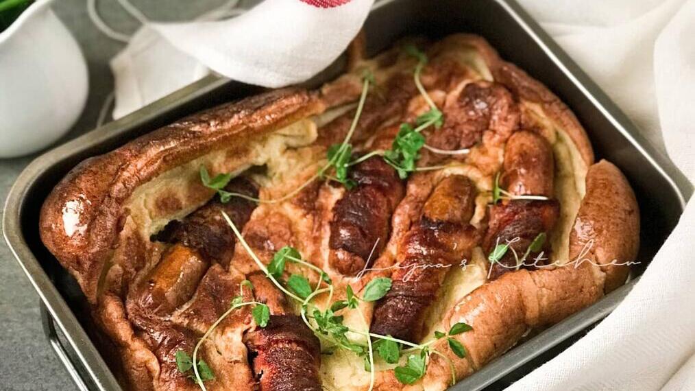 Ein Gericht auf dem Tisch mit Toad in the Hole
