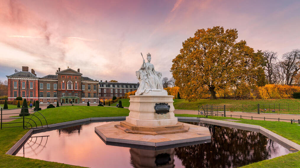 Vista del giardino di Kensington Palace con statua e laghetto