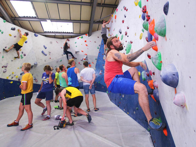 Escaladores en las paredes del Colchester Climbing Project