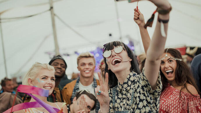 Grupo de amigos haciéndose un selfi en un festival de música.