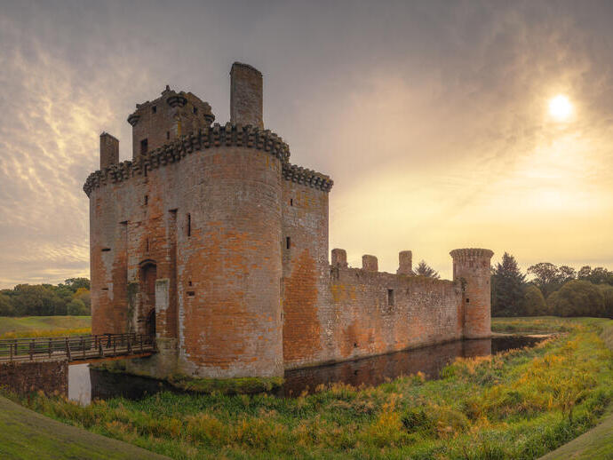 Historisches Schloss und Wassergraben bei Sonnenuntergang
