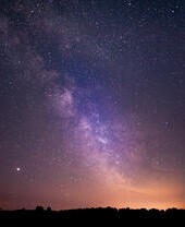 Les étoiles et la Voie lactée sont clairement visibles dans le ciel nocturne.