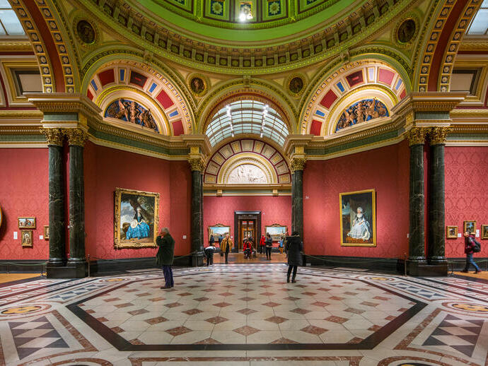 Persone che ammirano i dipinti all'interno della National Gallery di Londra