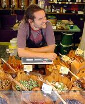 Un marchand vendant de nombreuses variétés d'olives sur son étal