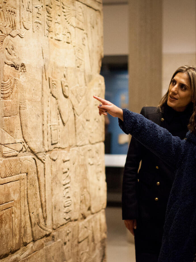 Invierno: una tarde en el museo Ashmolean, una señora y una niña contemplando una exposición