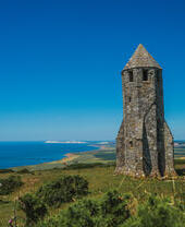 Mittelalterlicher Turm am Meer