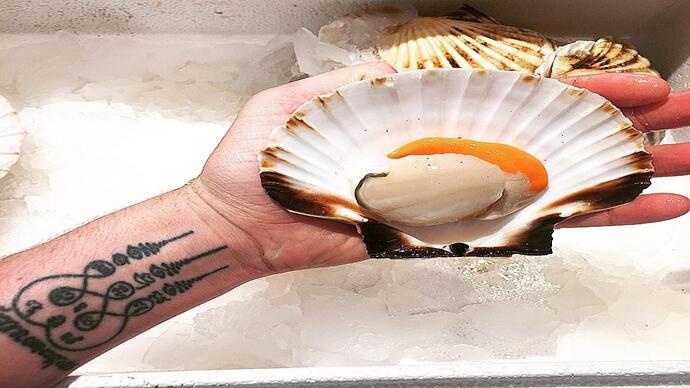 Una persona sosteniendo una vieira