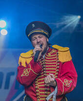 Un uomo che canta allo Sparkle Weekend, Manchester