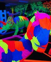 Decoraciones luminosas en un campo de minigolf en Globalls, Brighton