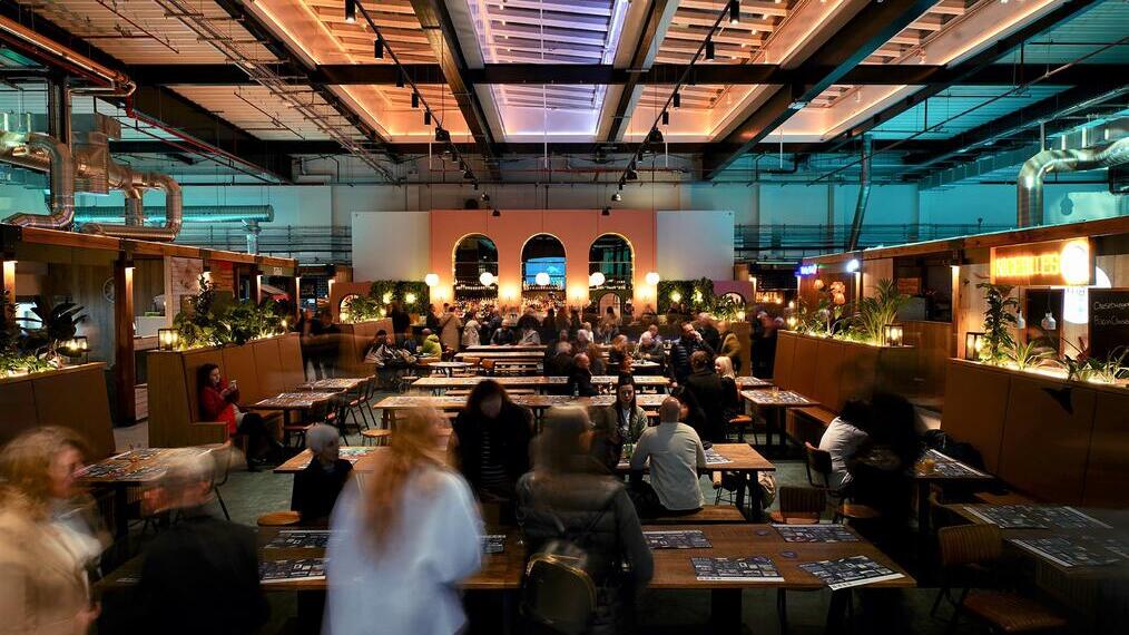 Persone che mangiano e bevono al mercato di Chester