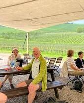 Un gruppo di turisti che beve vino durante il tour dei vigneti di Bride Valley