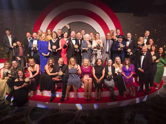I vincitori dei premi posano alla cerimonia degli Awards for Excellence 2024