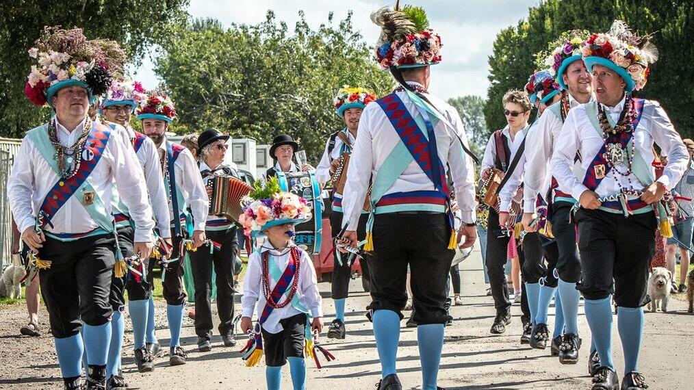 Un grupo de bailarines morris en un festival folclórico en Shrewsbury