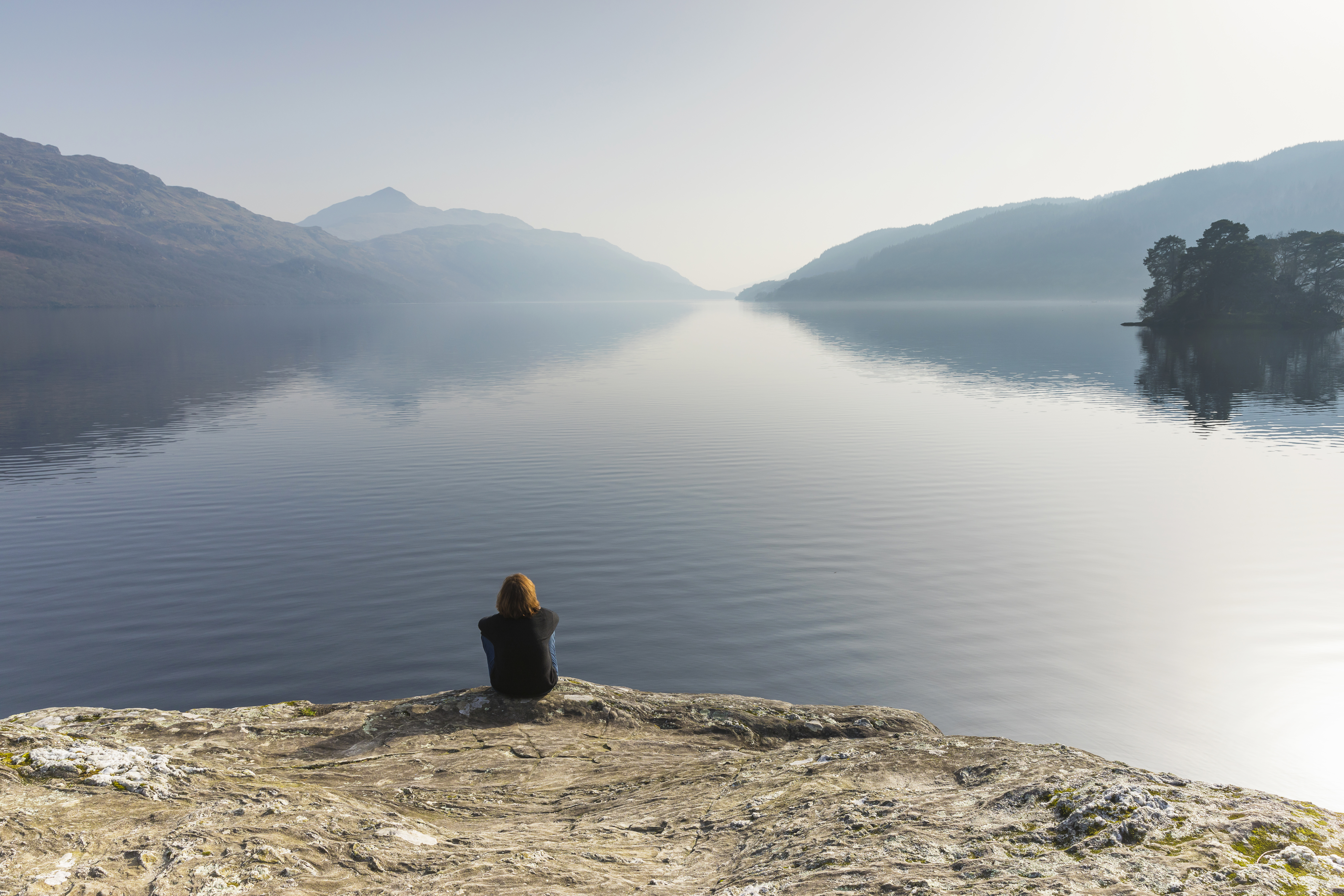 Une femme assise contemplant le Loch Lomond