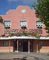 Esterno dell'edificio con insegna: Market Hall Cinema