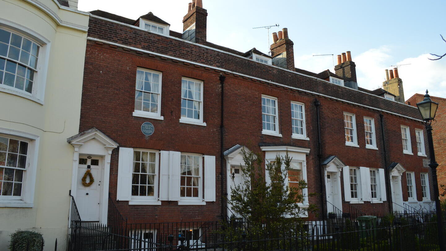 Vue extérieure d'une rangée de maisons mitoyennes