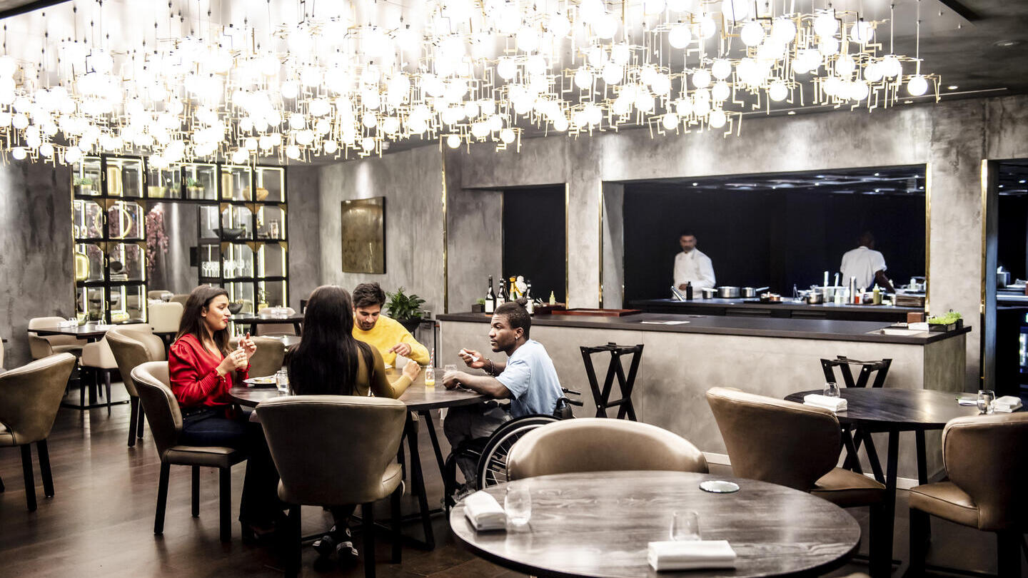 Amici che mangiano in un ristorante