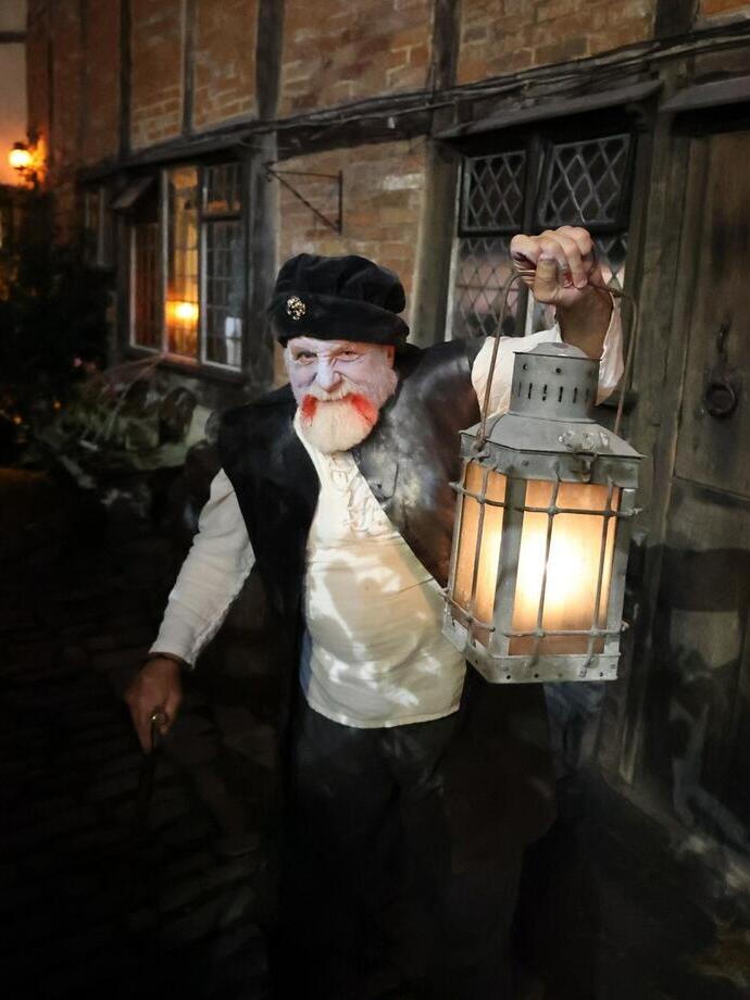 Un hombre con una linterna en el Museo Tudor World
