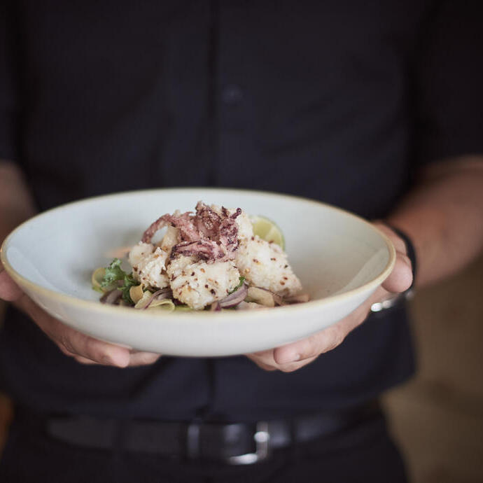 لقطة مقربة لشخص يحمل طبقًا به طعام.