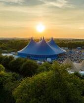 Una carpa de festival en un campo como parte del Deva Fest en Chester