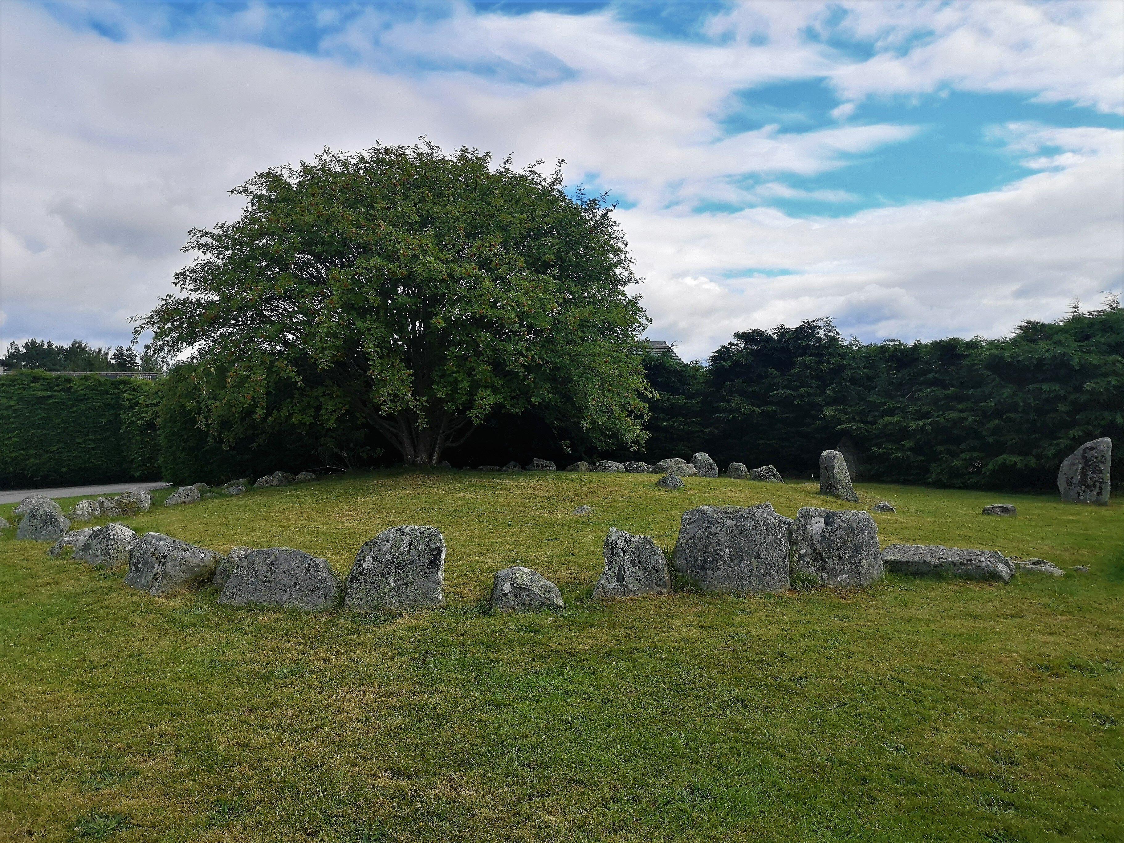 Blick auf einen neolithischen Steinkreis in der schottischen Hochlandstadt Aviemore.